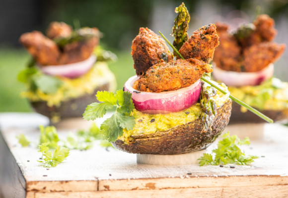 Šalát s grilovaným avokádom a chrumkavými cícerovými fašírkami „falafel” 