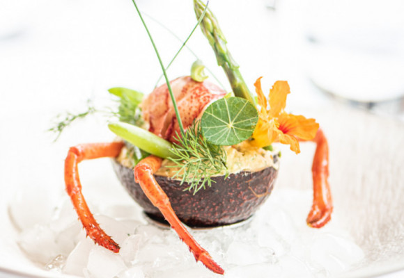 Avokádový šalát s homárom a grilovanou špargľou na cédrovom dreve